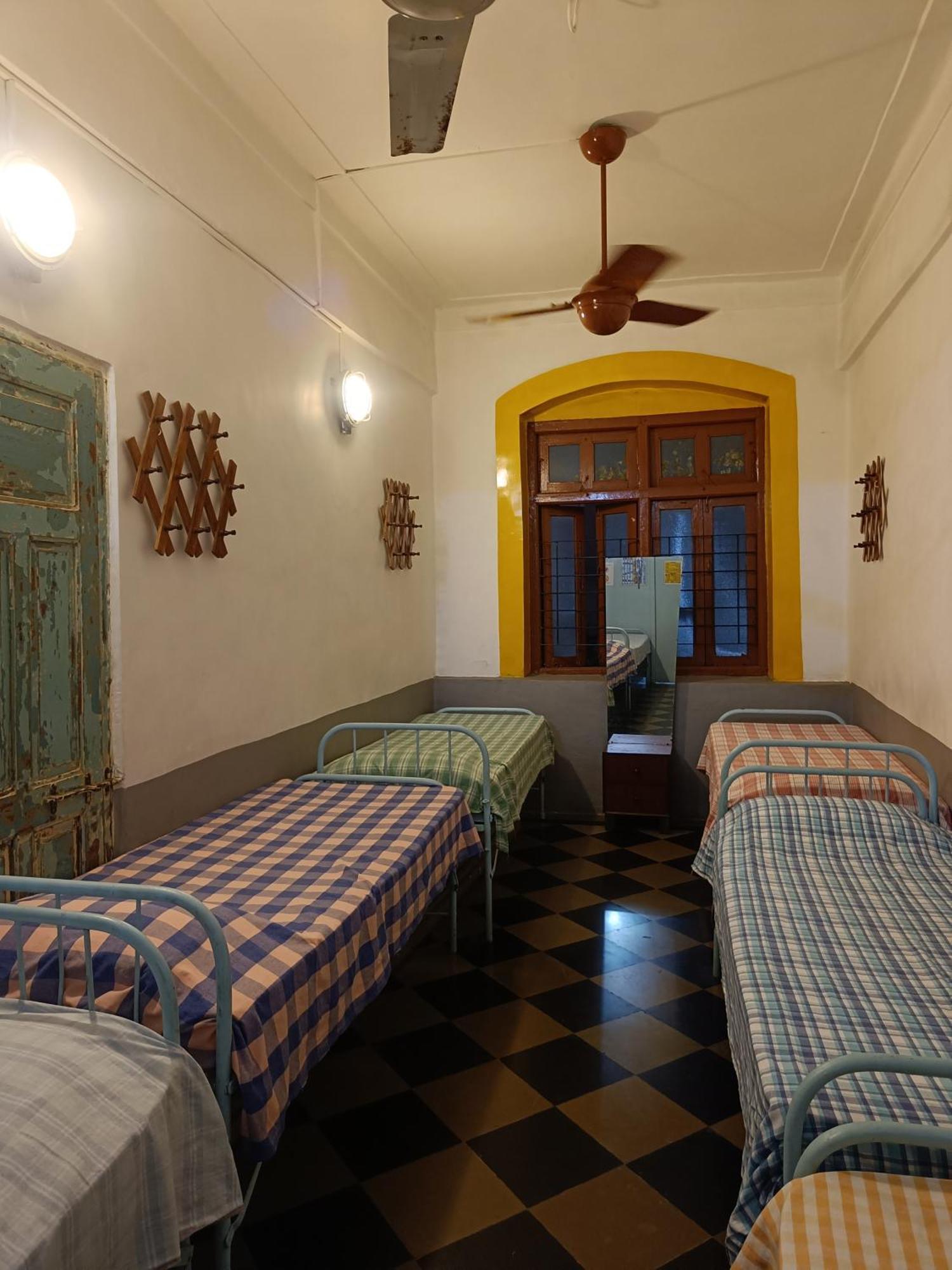 Vasantashram Cst Mumbai, Free Wifi With 1940s Retro Vibe Hostel *