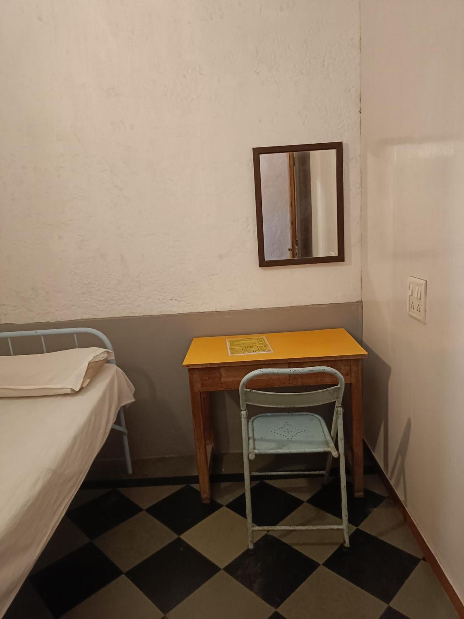 Hostel Vasantashram Cst Mumbai, Free Wifi With 1940s Retro Vibe